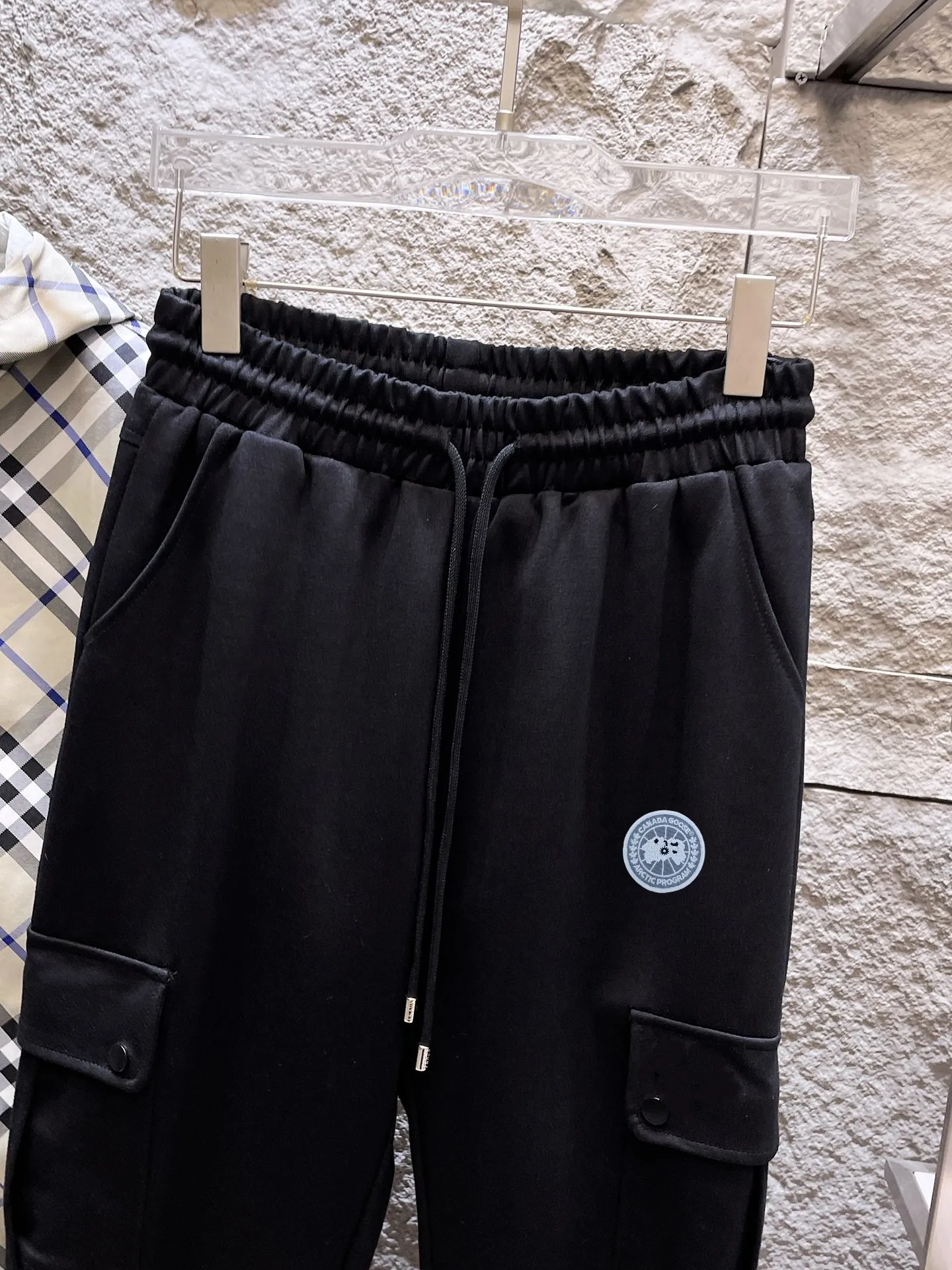P490 Big Goose🇨🇦🌹25 new autumn and winter thickened warm down pants are here🔥Winter essential outdoor windproof, lockable and warm. Made of professional-grade outdoor windproof, waterproof and breathable fabric. Lining 90% white duck down filling. Lightweight design. Lightweight and warm. Seamless gluing process on the inside. Made of light and gall-free anti-drilling fabric to effectively prevent velvet running. Original hardware accessories. Classic logo matching. Simple and versatile, the upper body is stylish and not bloated. The style is the same for men and women! Size: M-3XL.